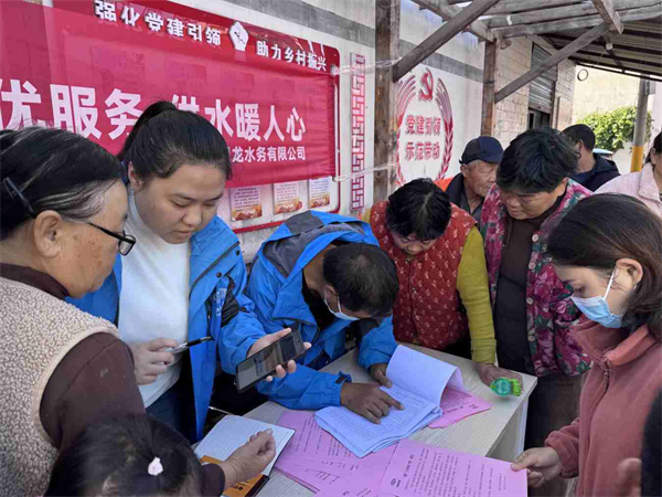 貼心服務(wù)暖民心  供水保障零距離   ——周口銀龍水務(wù)流動(dòng)服務(wù)進(jìn)社區(qū)，精準(zhǔn)破解城鄉(xiāng)用水難題